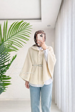 Charger l'image dans la galerie, Elegant Fur Poncho With Belt

