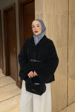 Charger l'image dans la galerie, Elegant Fur Poncho With Belt

