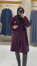Charger et lire la vidéo dans la visionneuse de la Galerie, Long Fur Jacket
