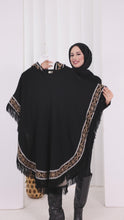Charger et lire la vidéo dans la visionneuse de la Galerie, Hooded Wool Poncho
